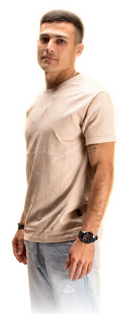 Christian Castro, licenciado en kinesiología, de pie.